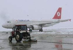 Hava ulaşımına kar engeli
