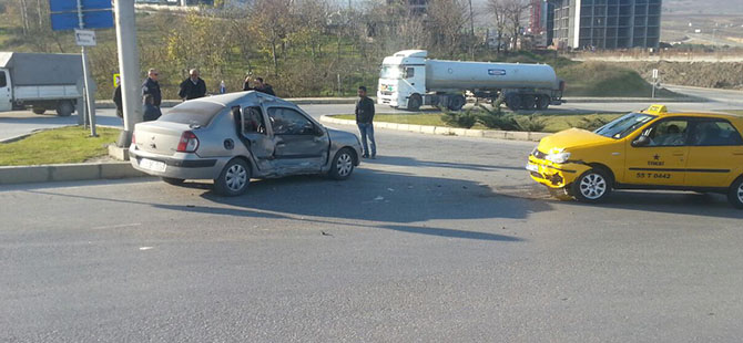 İKİ ARAÇ ÇARPIŞTI