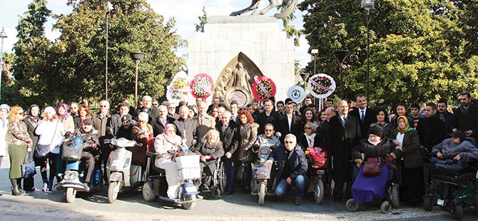 ANIT'A ÇELENK BIRAKTILAR