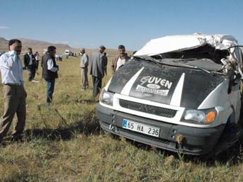 Köy minibüsü takla attı: 4 ölü, 6 yaralı