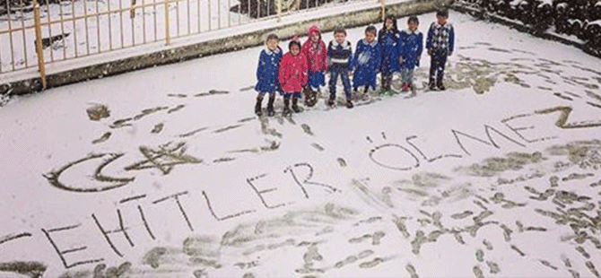 Öğretmen ve öğrencileri kar üzerine 'Şehitler ölmez' yazdı