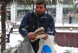 Kar sokakta çalışanları vurdu