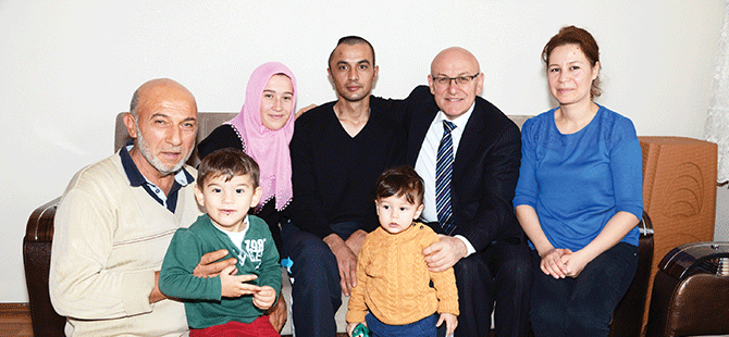 Kul Çukurca'da yaralanan askeri evinde ziyaret etti