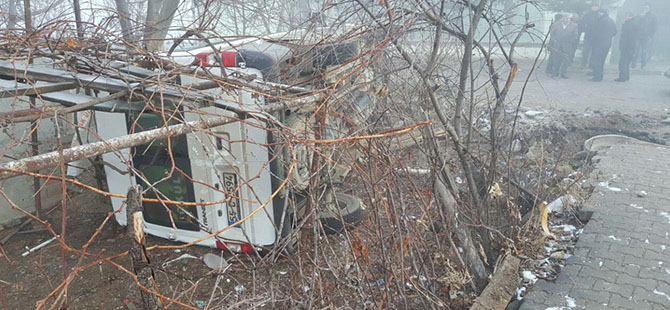 ÖĞRENCİ SERVİSİ DEVRİLDİ