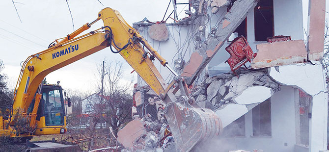 Samsun'da kaçak olduğu iddia edilen 2 katlı bina yıkıldı
