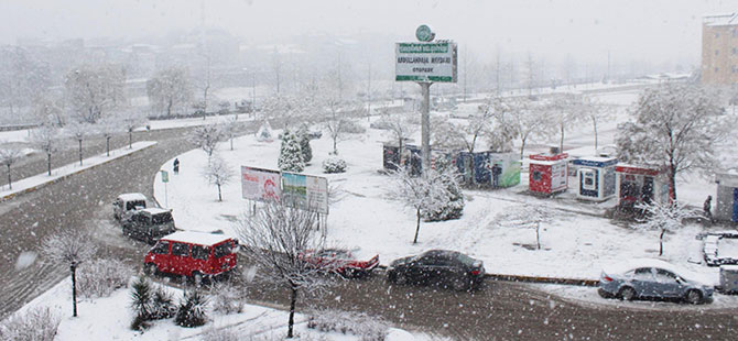 Kar Çarşamba'yı beyaza bürüdü