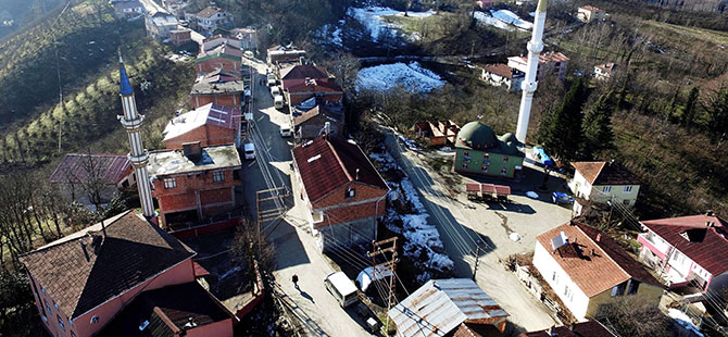 İKİ ŞEHRİ AYIRAN CADDE