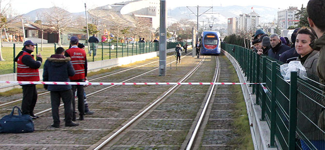 Samsun'da tramvayın çarptığı genç yaralandı