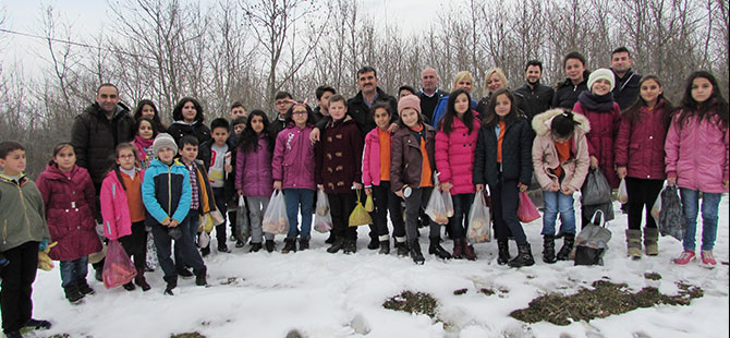 Öğrenciler yaban hayvanları için doğaya yem bıraktı