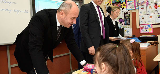 Öğrencilerin karne heyecanını paylaştı