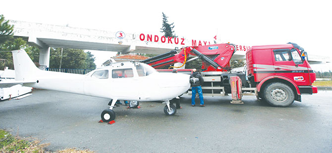 Karayoluyla taşınan uçak ilgi çekti