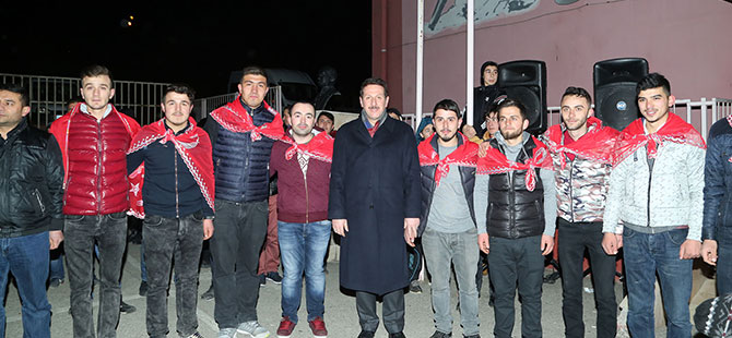 Başkan Tok, Kınalı Kuzuları Askere Uğurladı