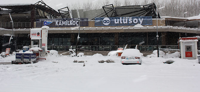 Çatısı çöken düğün salonunda hasar oluştu