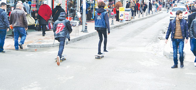 KAYKAYLARINI TEHLİKEYE SÜRDÜLER