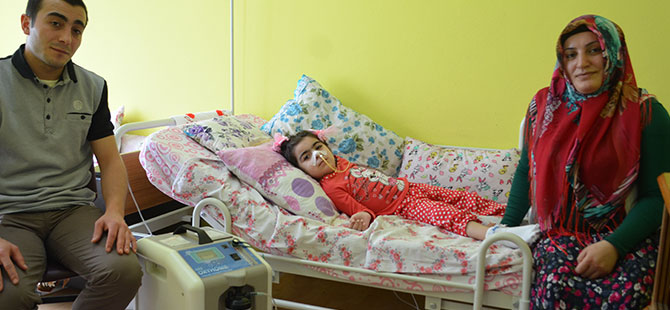 Küçük kız yatağa bağımlı yaşıyor