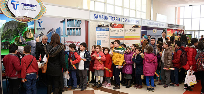 Başkan Togar’dan öğrencilere hediye kitap