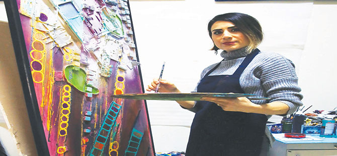 Atıkları sanata dönüştürdü