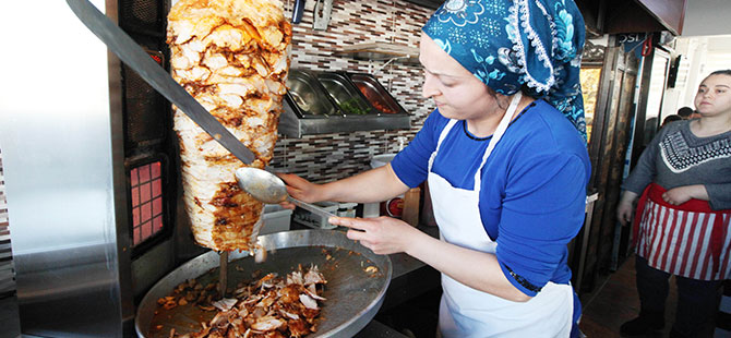 Döner tezgahının başında kadın usta