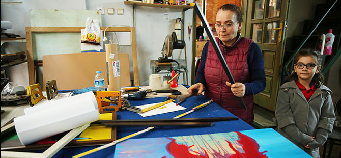 Vefat eden eşinin işini sürdürerek yaşama tutundu