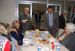 Genç huzurevinde iftar açtı