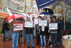 Yağmur altında protesto