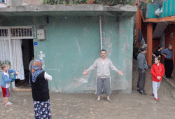 Yağmur vatandaşı vurdu