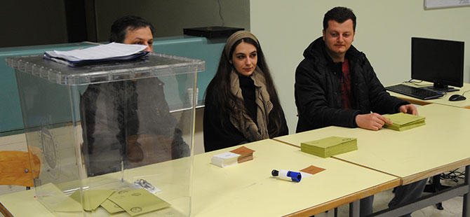 Havalimanı'nda Oy Verme İşlemleri Başladı