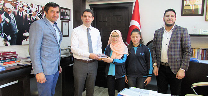 Kavak'ta öğrenciler kandil simidi dağıttı