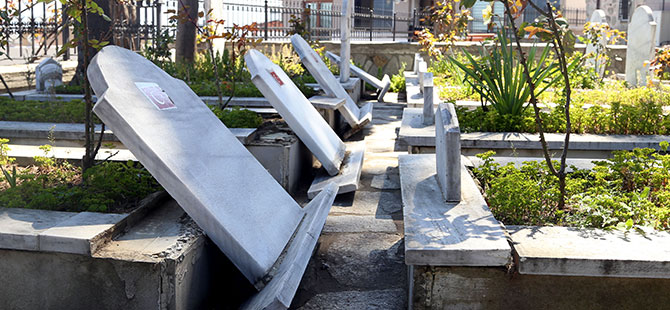 MEZAR TAŞLARINI KIRDILAR