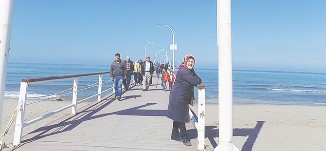 SAMSUNLULARIN SAHİLDE GÜNEŞLİ PAZAR TATİLİ