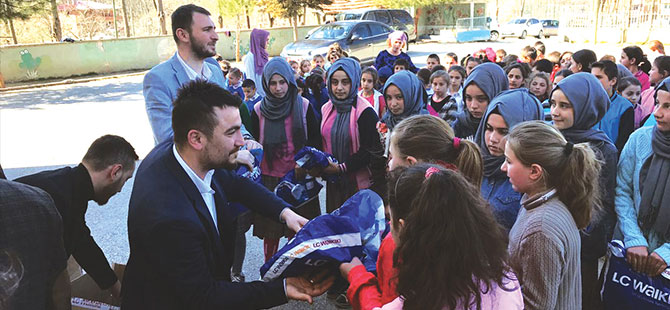 TÜGVA köylerde öğrencilerle buluştu