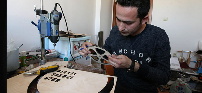 Matematik öğretmeninden ahşaptan kurmalı saat