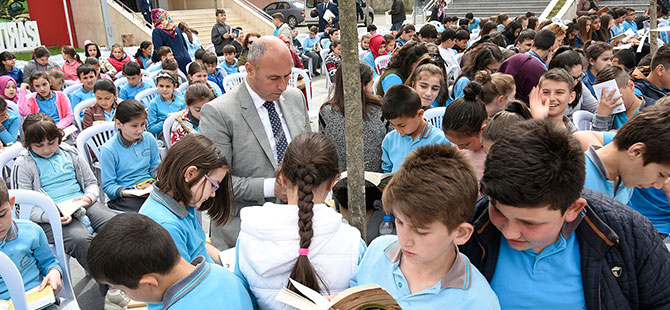 Tekkeköy meydanda kitap okuyor