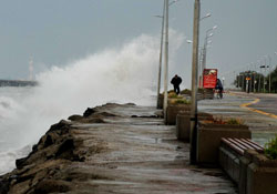 Dalgalar sahili dövdü