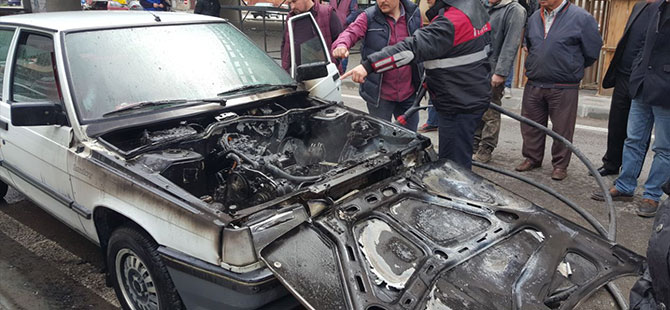 Bafra'da seyir halindeki otomobil yandı