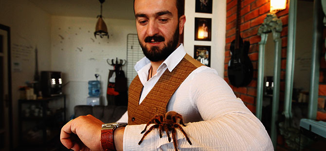 Vahşi hayvanlarla iç içe yaşıyor