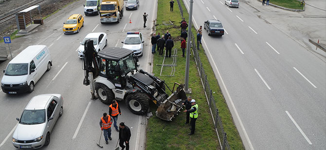 Tırdan düşen iş makinesi kamyona çarptı