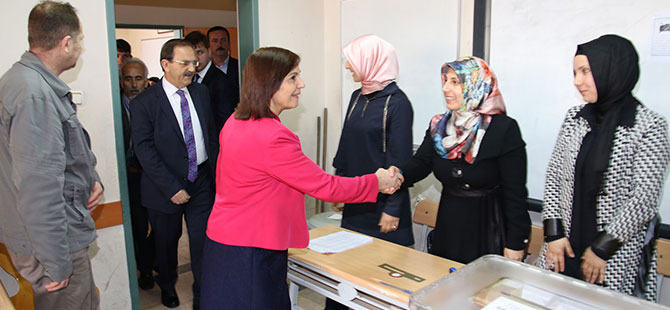 BAŞKAN ŞAHİN VE EŞİ ŞÜKRİYE ŞAHİN OYUNU KULLANDI