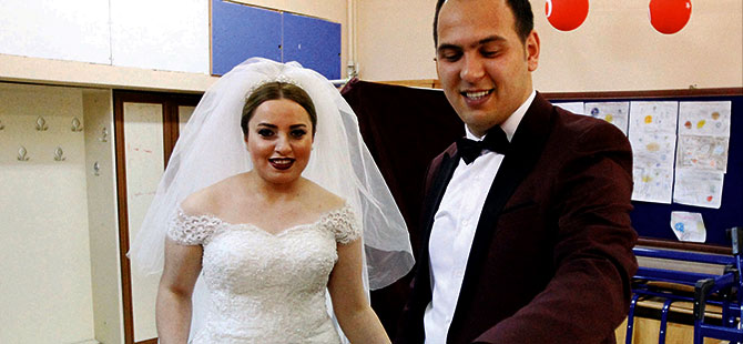 Gelin ve damat oylarını son dakikalarda kullandı