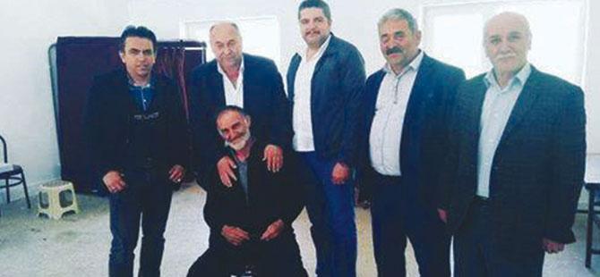 Muhtar, Engelli seçmeni sırtında taşıdı