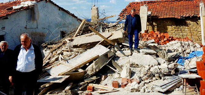 Samsun'da traktör garajı inşaatı çöktü: 3 ölü