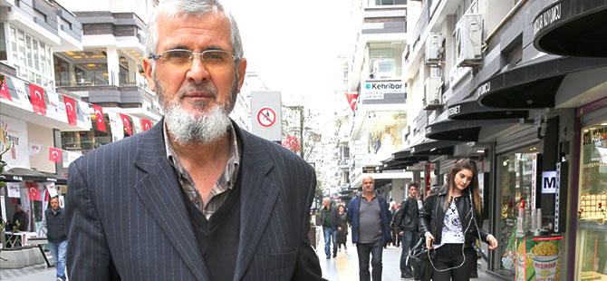 Rızkını arkasından çektiği bavulla arıyor