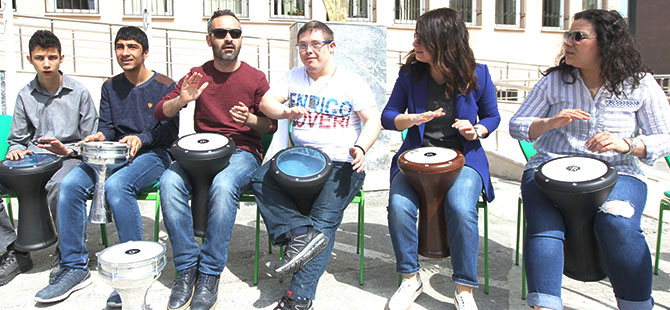 Otistik çocuklar hem çaldı hem oynadı