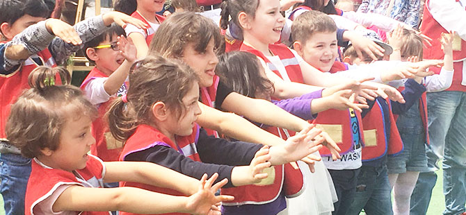 DEV DİNAZORLAR ŞEHRİN MERKEZİNE İNDİ