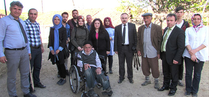 Öğrenciler kazandıkları parayla tekerlekli sandalye aldı