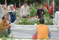 Şehitlerini unutmadılar