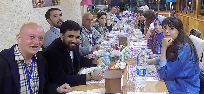 ŞAİR MOHAMMAD QUABİZ'DEN HİNTÇE ŞARKI