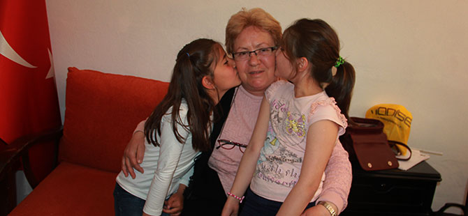 MİNİK ÖĞRENCİLER YILIN ANNESİNİ SEÇTİ