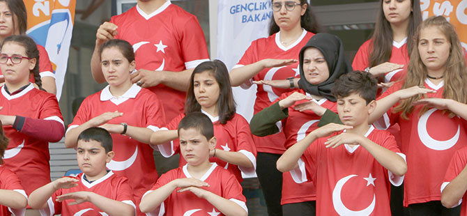 İstiklal Marşı'nı işaret diliyle söylediler