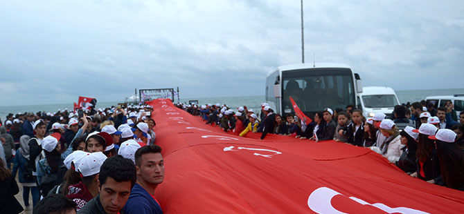 Samsun'da 1919 metre Türk bayrağı açıldı